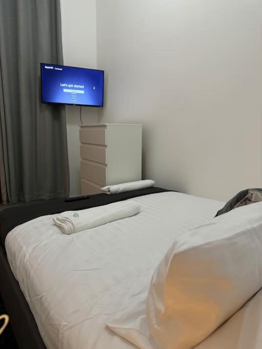 4 Bedroom Entire Flat, Kings Cross Road * Londra