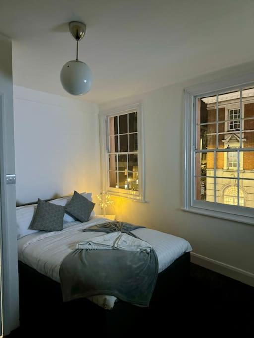 4 Bedroom Entire Flat, Kings Cross Road Londra