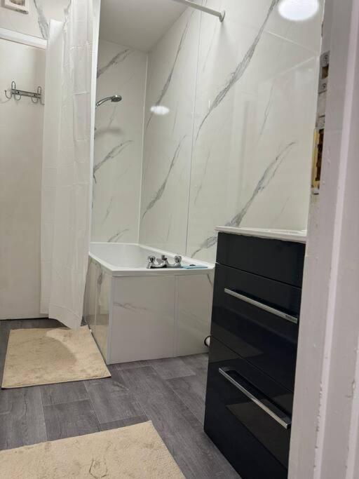 4 Bedroom Entire Flat, Kings Cross Road * Londra