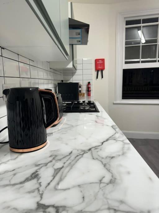 4 Bedroom Entire Flat, Kings Cross Road * Londra